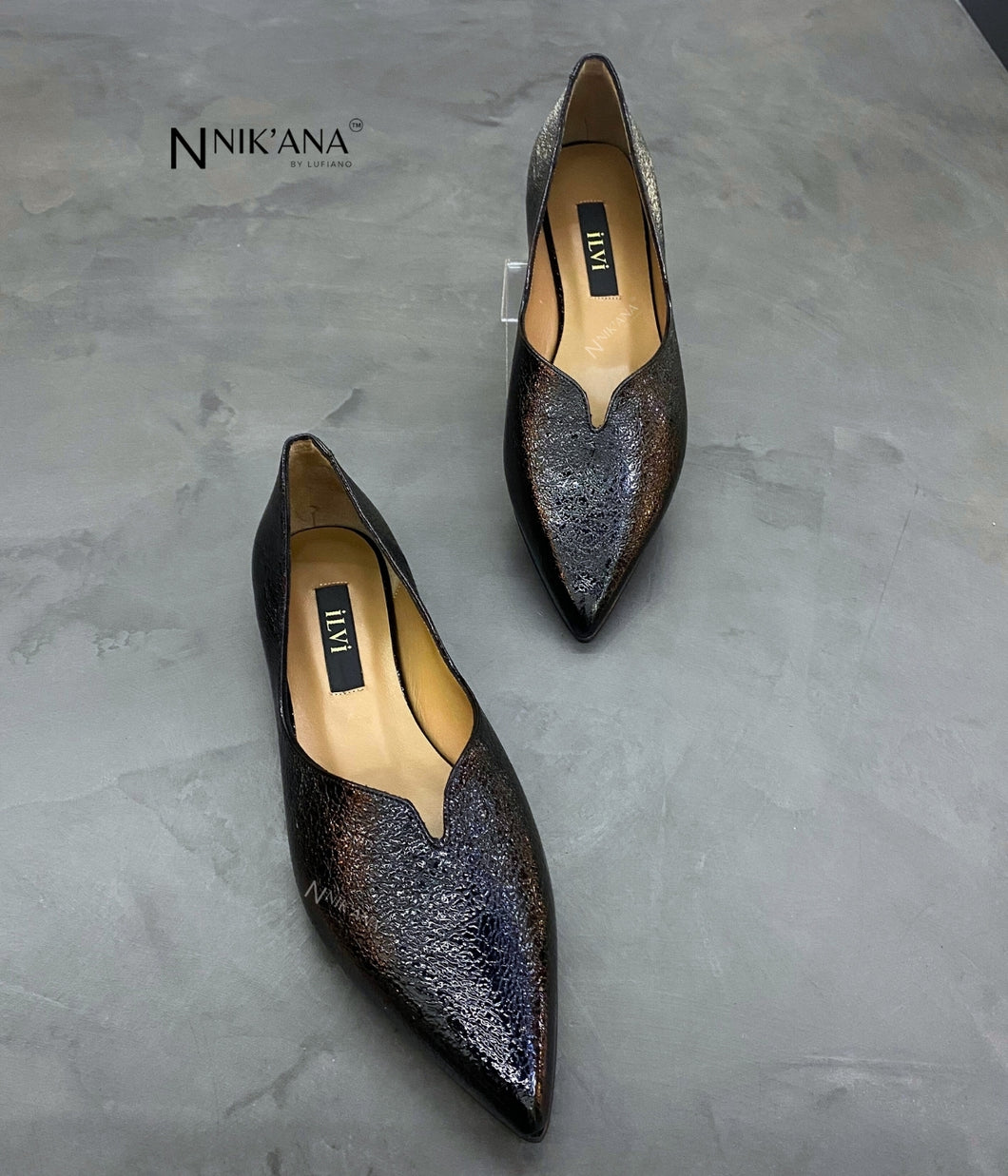 iLVi103-Slip on: Black